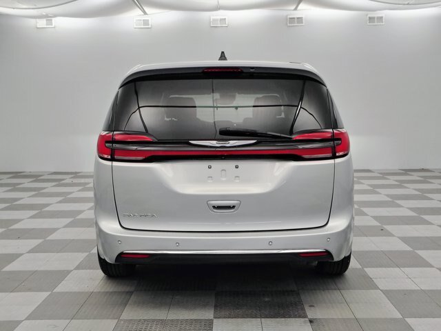 Used 2024 Chrysler Pacifica Touring-L FWD image 8