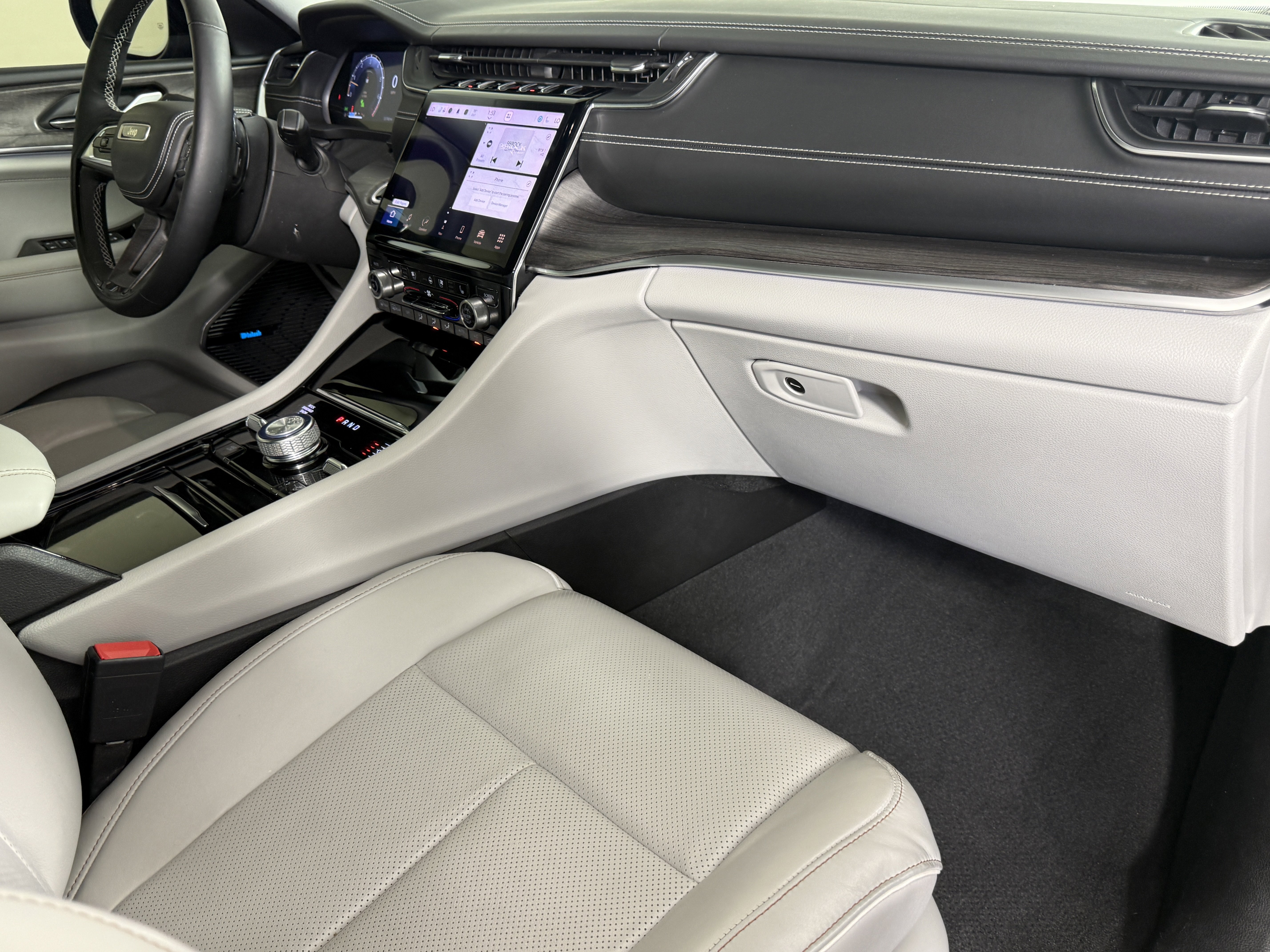 Used 2022 Jeep Grand Cherokee Overland w/ Adv Protech Group III image 9