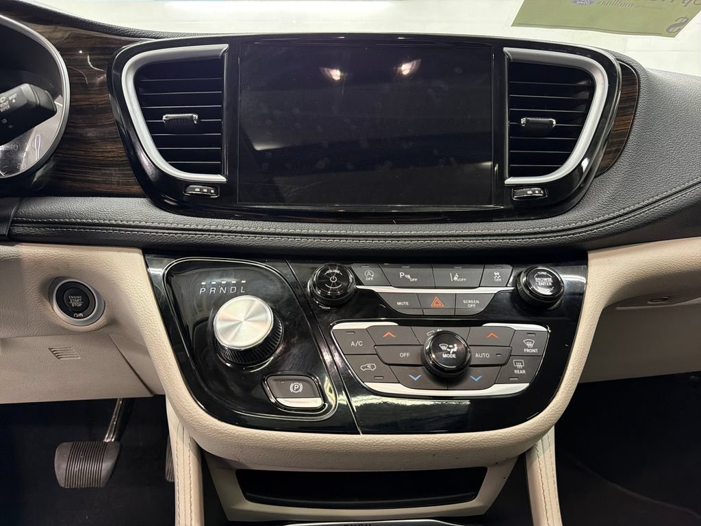 Used 2023 Chrysler Pacifica Limited FWD image 23