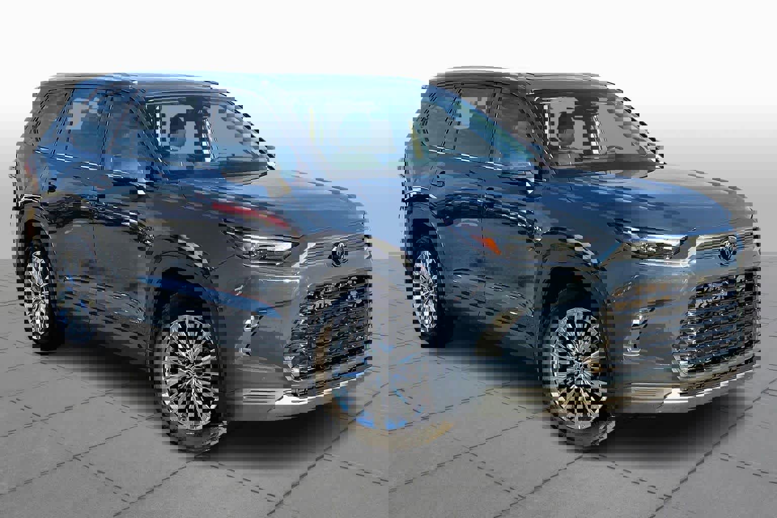 Used 2024 Toyota Grand Highlander Platinum image 2