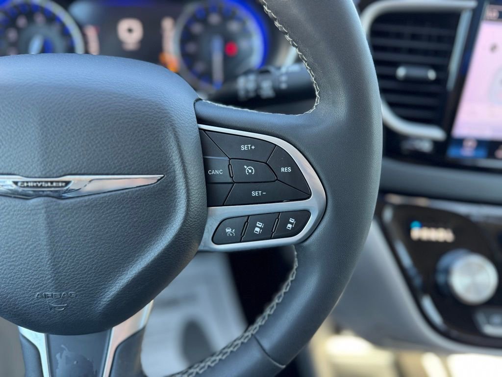 Used 2023 Chrysler Pacifica Touring-L image 17