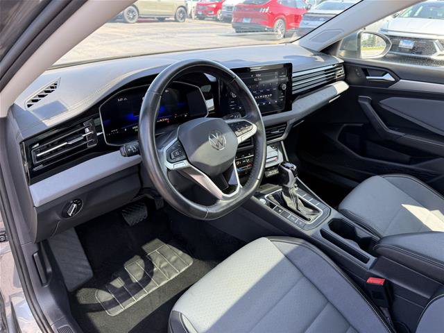 Used 2025 Volkswagen Jetta SE FWD image 10