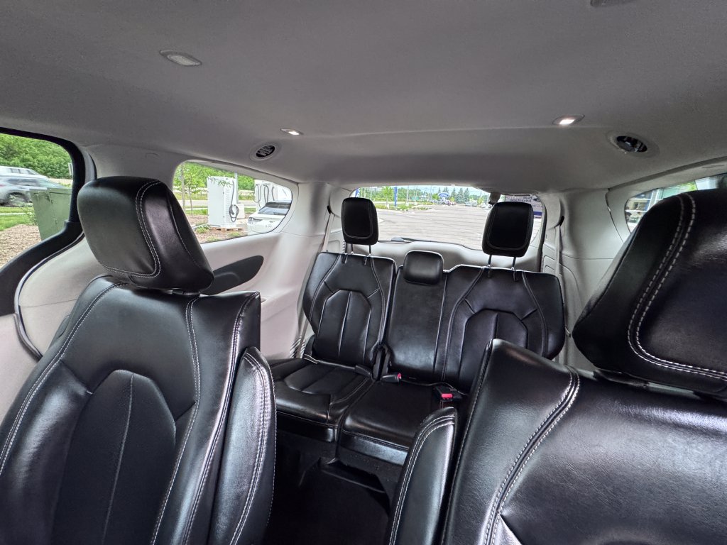 Used 2023 Chrysler Pacifica Touring-L FWD image 15