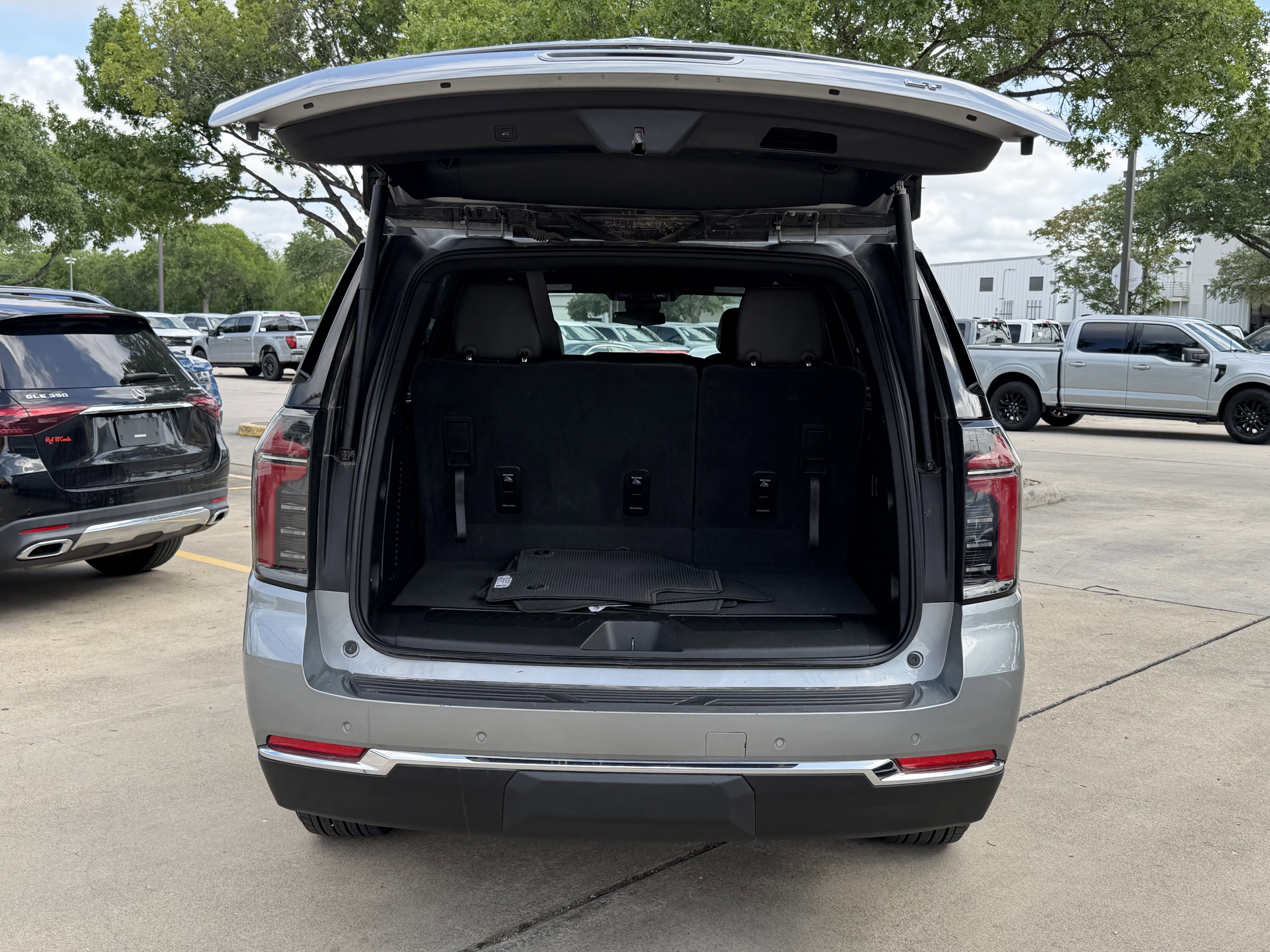 Used 2025 Chevrolet Tahoe LT AWD/4WD image 9