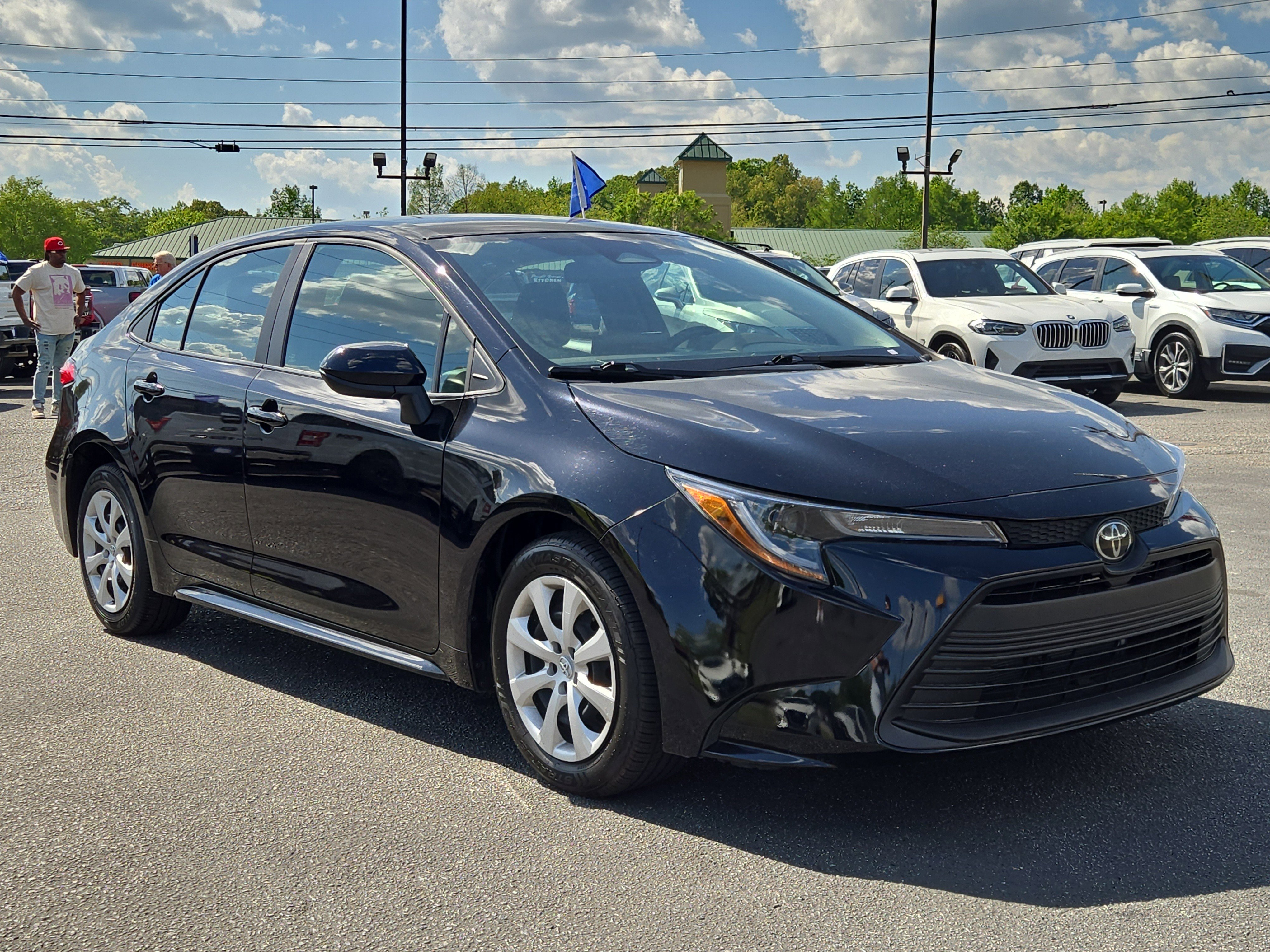 Used 2023 Toyota Corolla LE FWD image 3