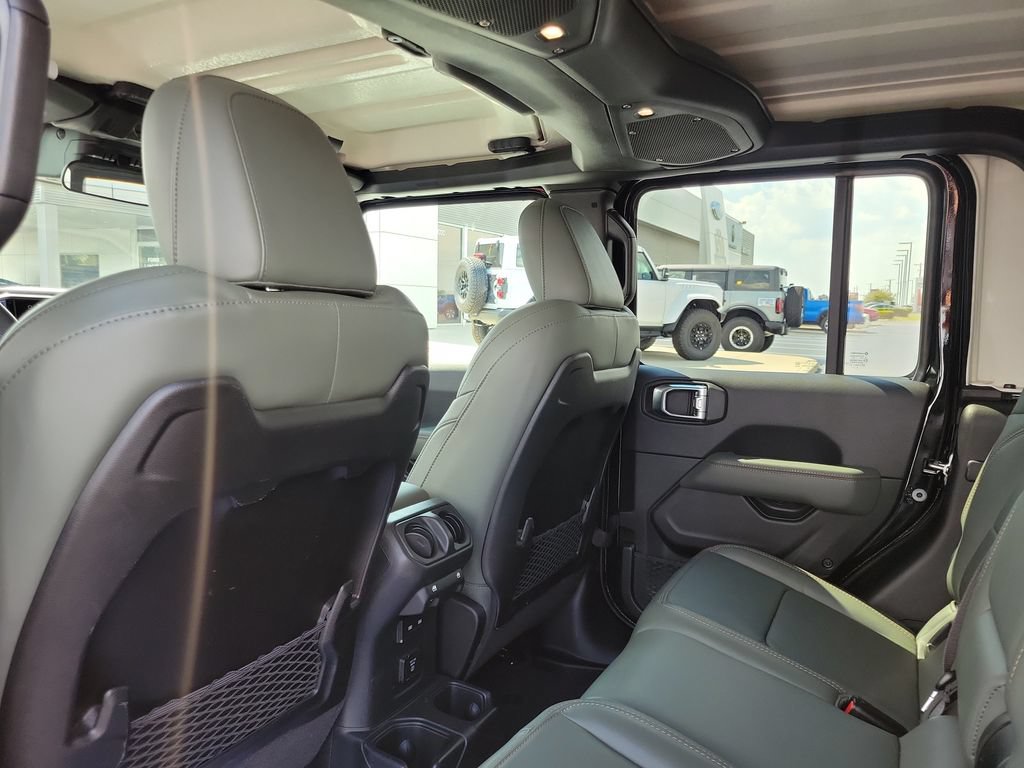 Used 2025 Jeep Gladiator Mojave w/ Convenience Group AWD/4WD image 16