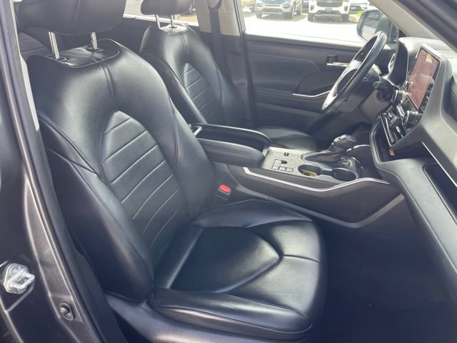 Used 2023 Toyota Highlander XLE FWD image 22