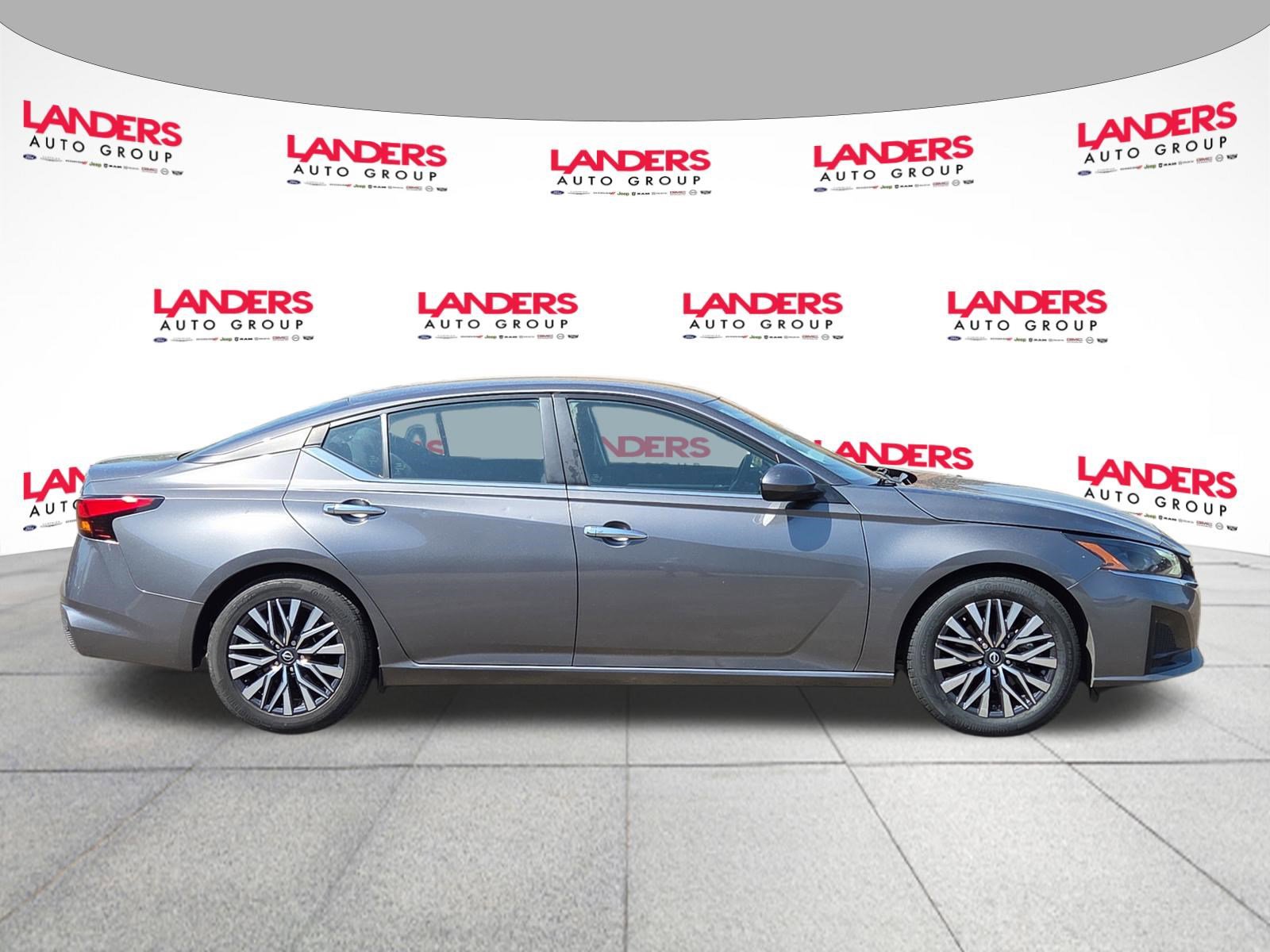 Used 2023 Nissan Altima 2.5 SV FWD image 2