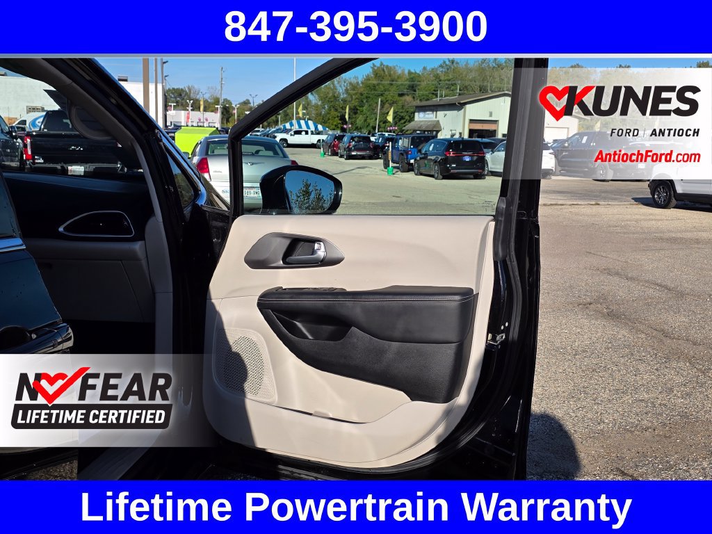 Used 2024 Chrysler Pacifica Touring-L FWD image 30