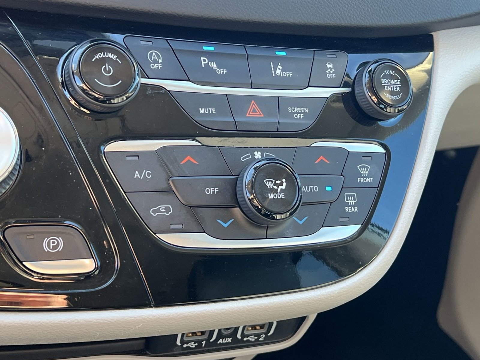 Used 2024 Chrysler Pacifica Touring-L FWD image 20