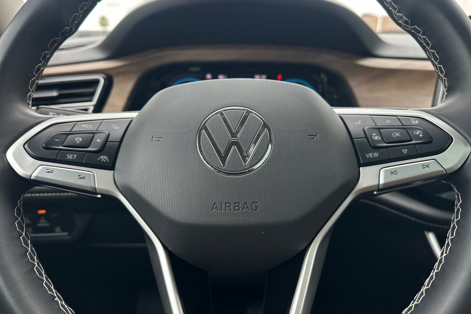 Used 2024 Volkswagen Atlas SE w/ Panoramic Sunroof Package FWD image 23