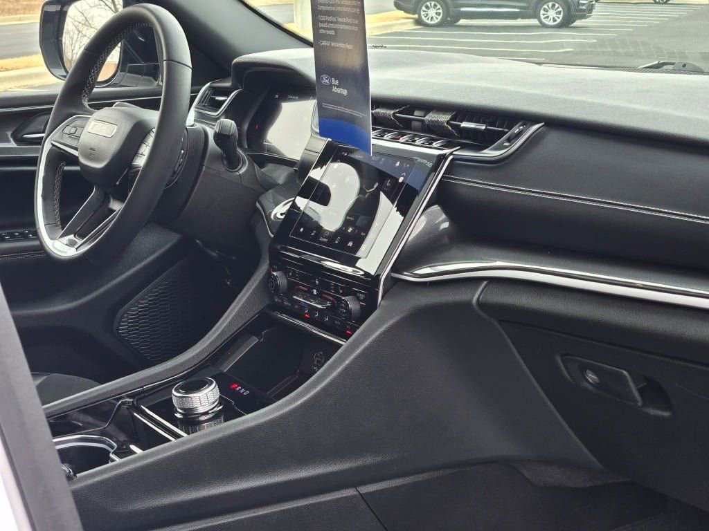 Used 2023 Jeep Grand Cherokee Altitude image 9