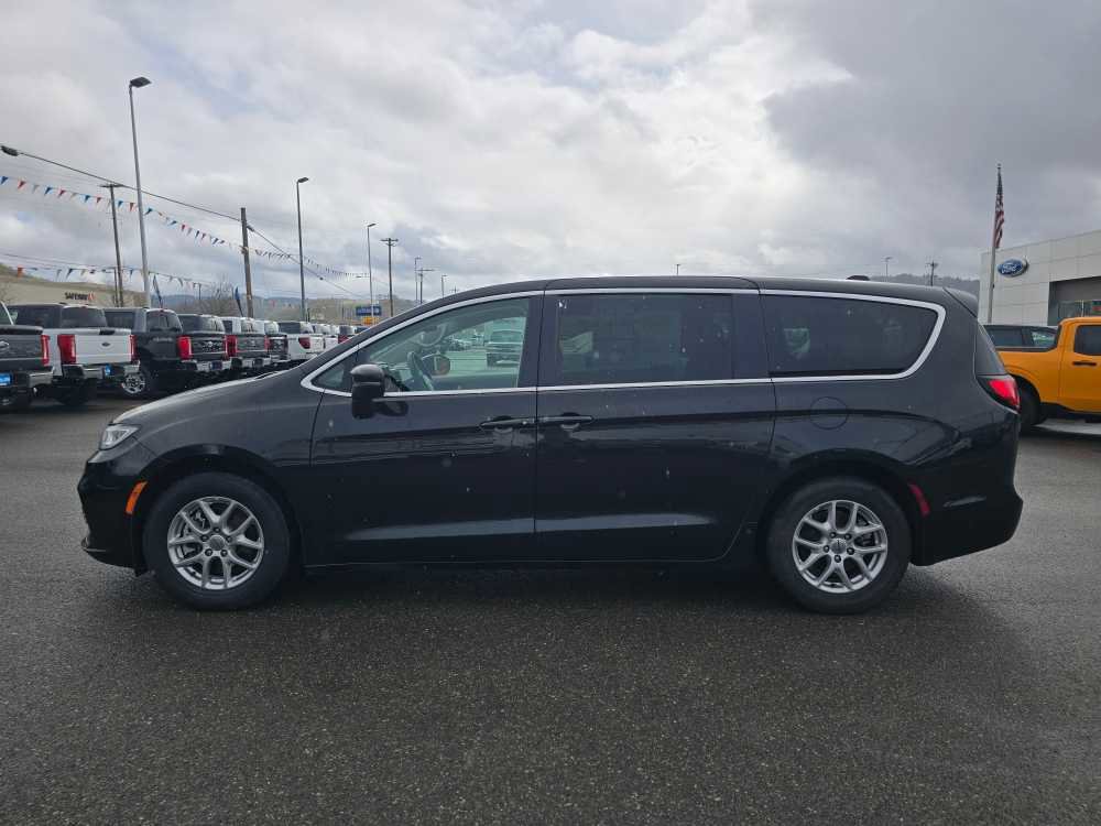 Used 2023 Chrysler Pacifica Touring-L image 2