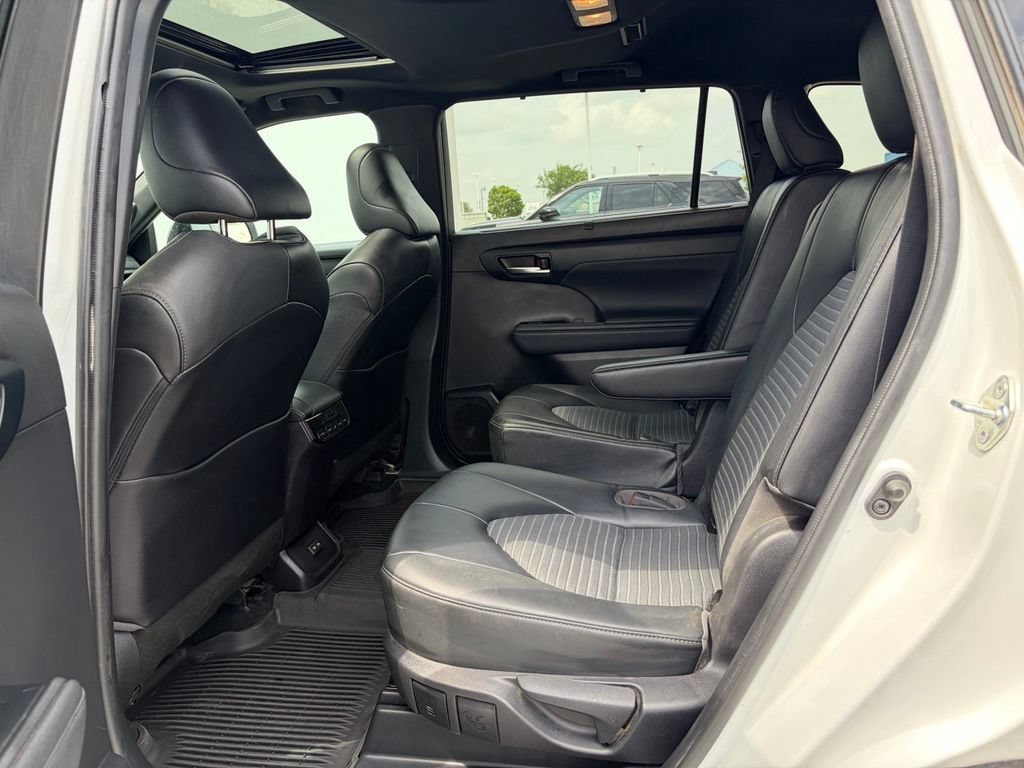 Used 2022 Toyota Highlander XSE AWD/4WD image 18