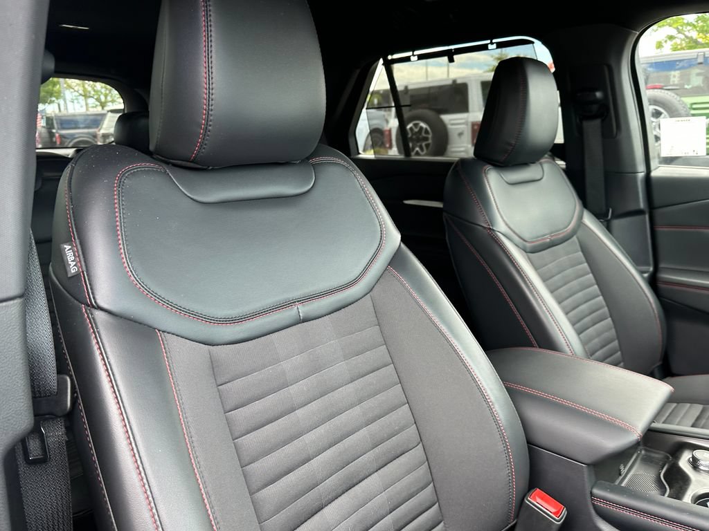 Certified 2025 Ford Explorer ST-Line w/ Premium Package RWD image 18