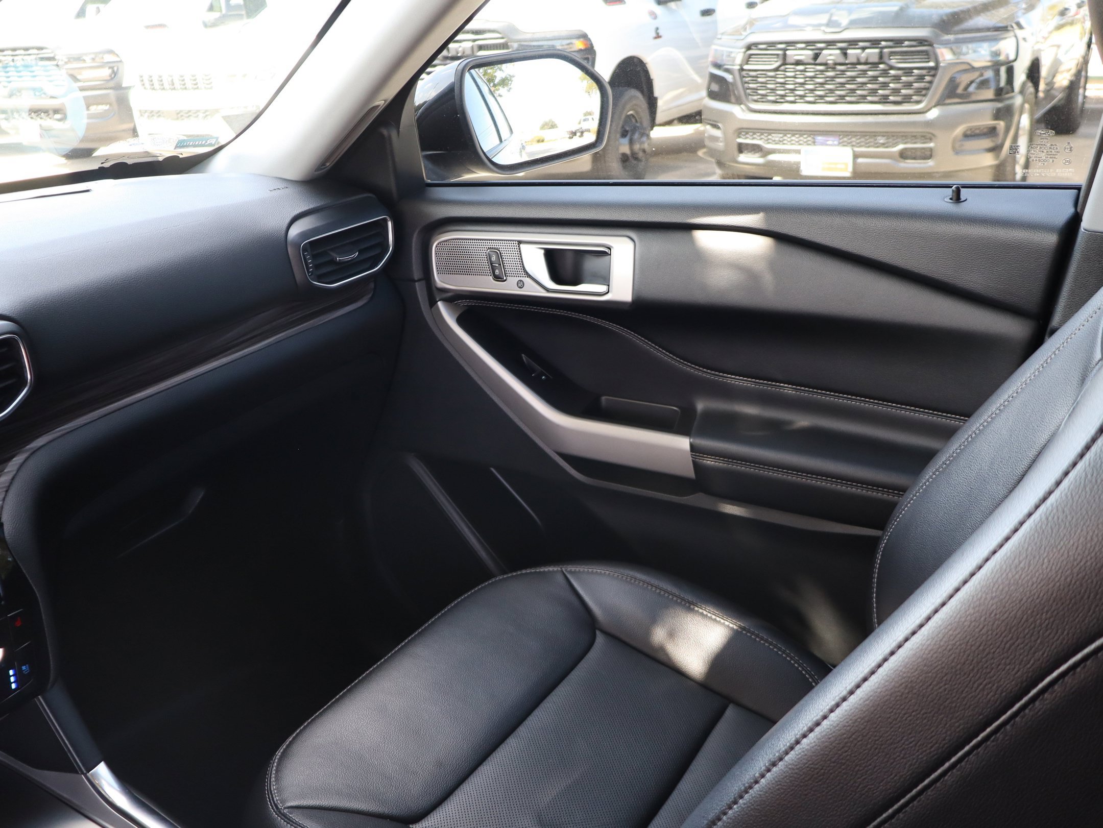 Certified 2022 Ford Explorer Limited RWD image 24