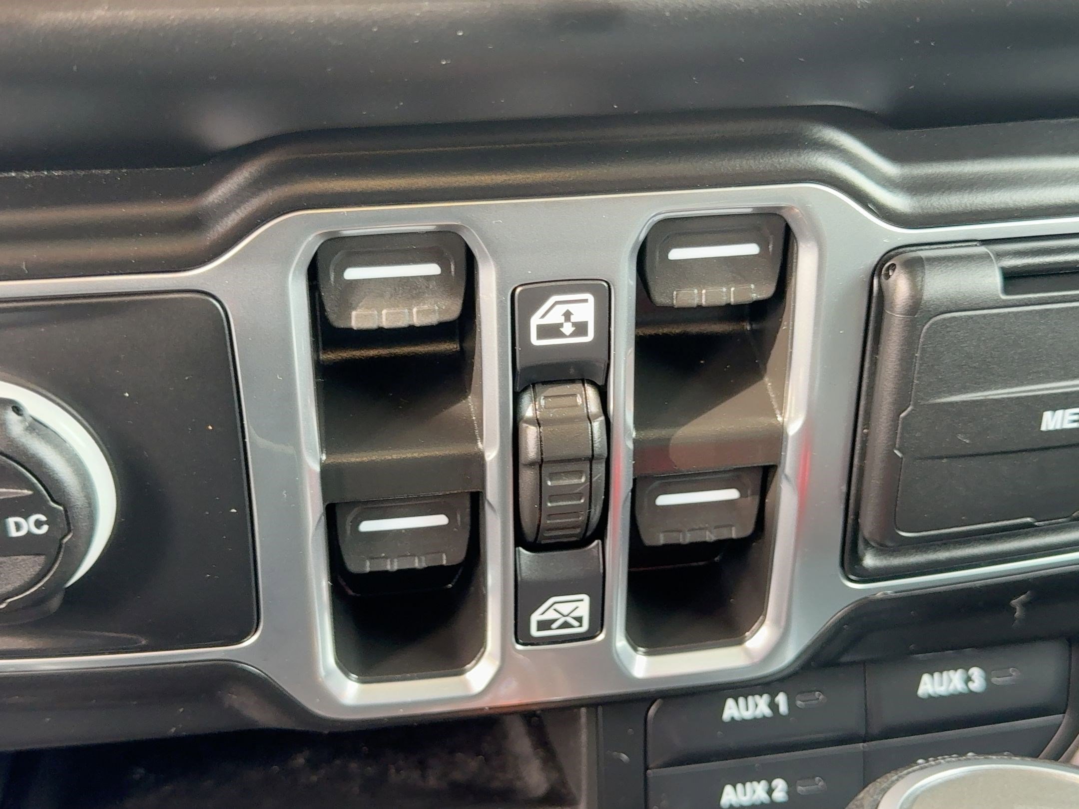 Used 2023 Jeep Gladiator Willys image 14