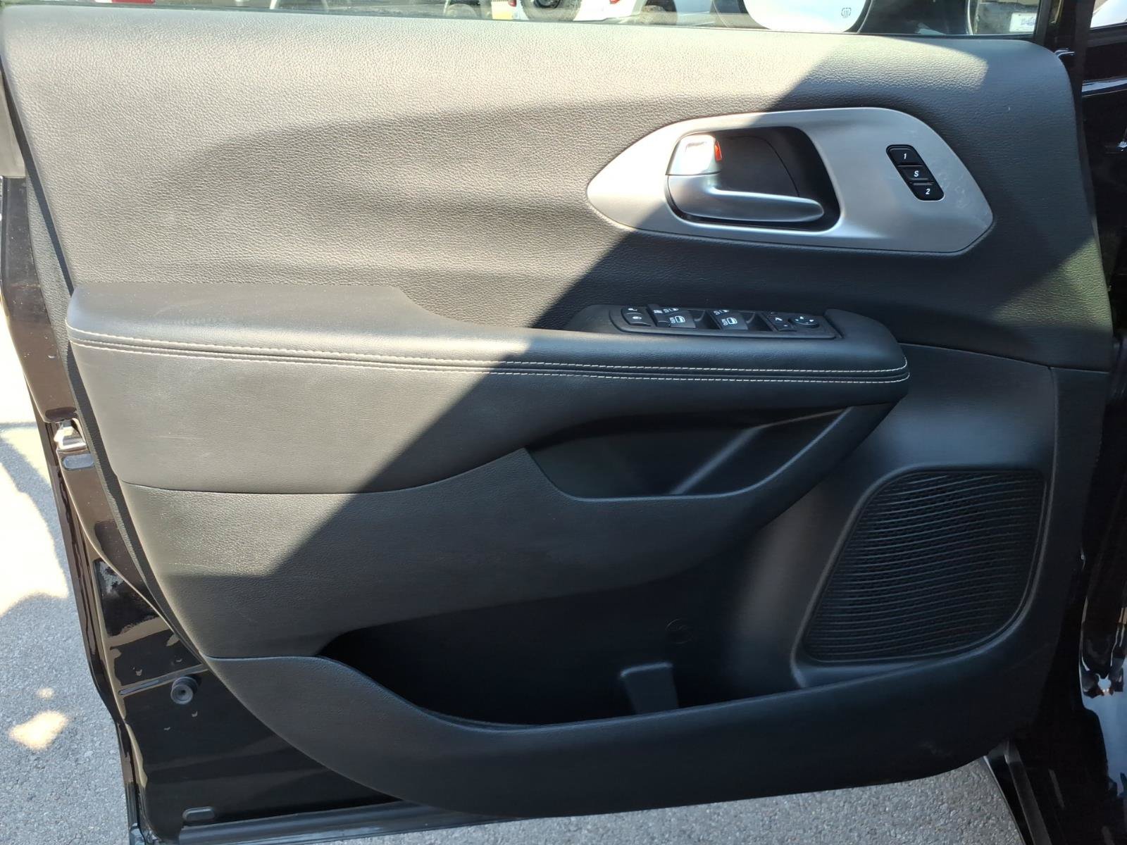 Used 2025 Chrysler Pacifica Limited FWD image 12