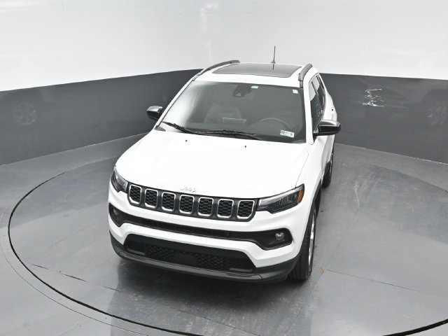 Used 2025 Jeep Compass Latitude w/ Sun & Sound Group AWD/4WD image 21