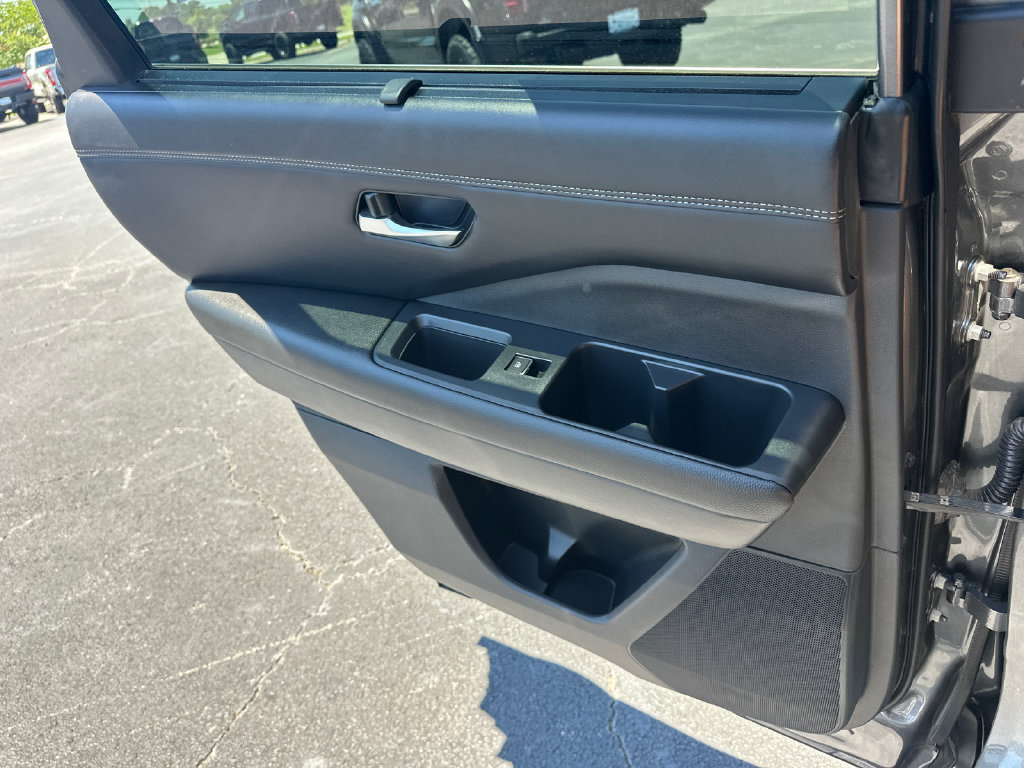 Used 2024 Nissan Pathfinder Platinum FWD image 23