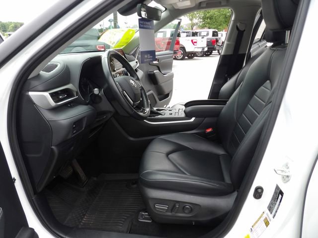 Used 2021 Toyota Highlander XLE AWD/4WD image 27