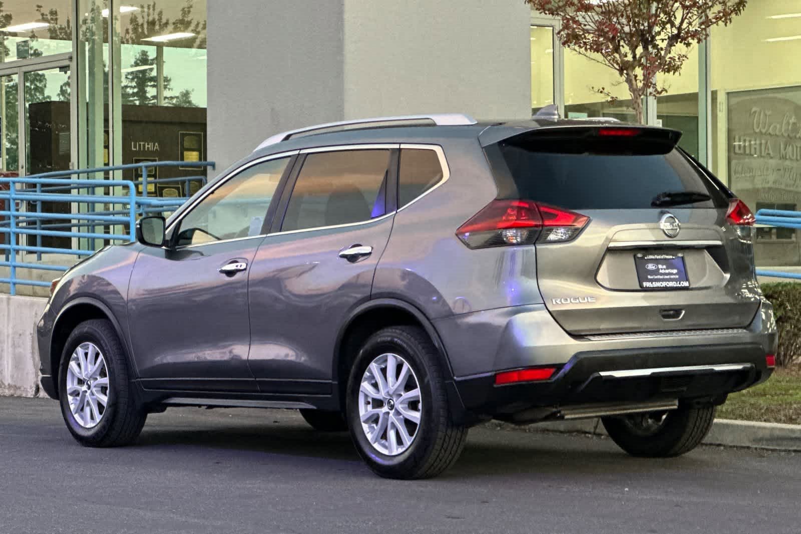 Used 2018 Nissan Rogue SV image 3