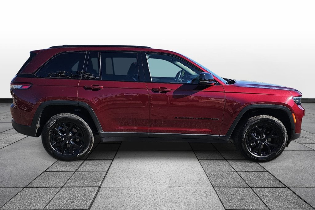 Used 2025 Jeep Grand Cherokee Altitude AWD/4WD image 4