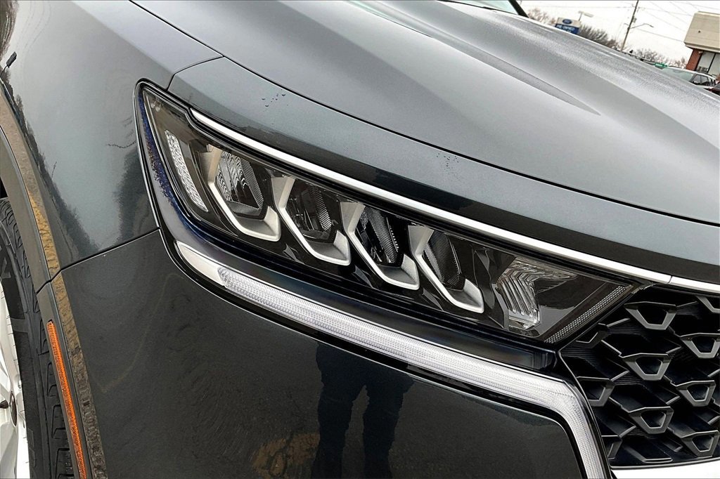 Used 2023 Kia Sorento LX image 30