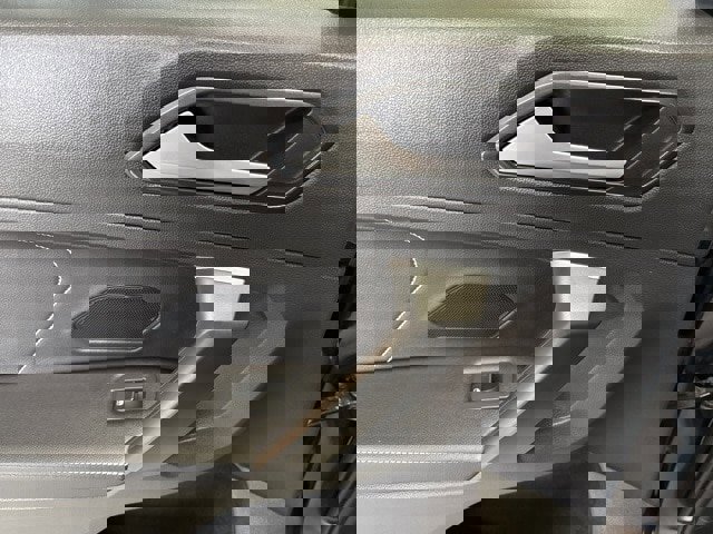 Used 2024 Volkswagen Tiguan SE image 35