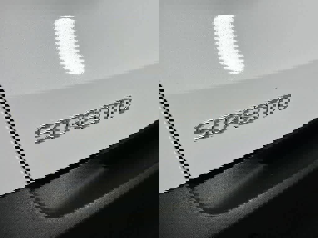 Used 2023 Kia Sorento LX image 10