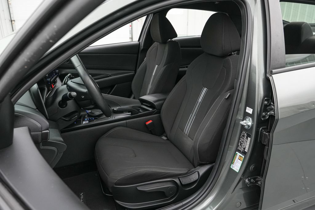 Used 2025 Hyundai Elantra Sport FWD image 11