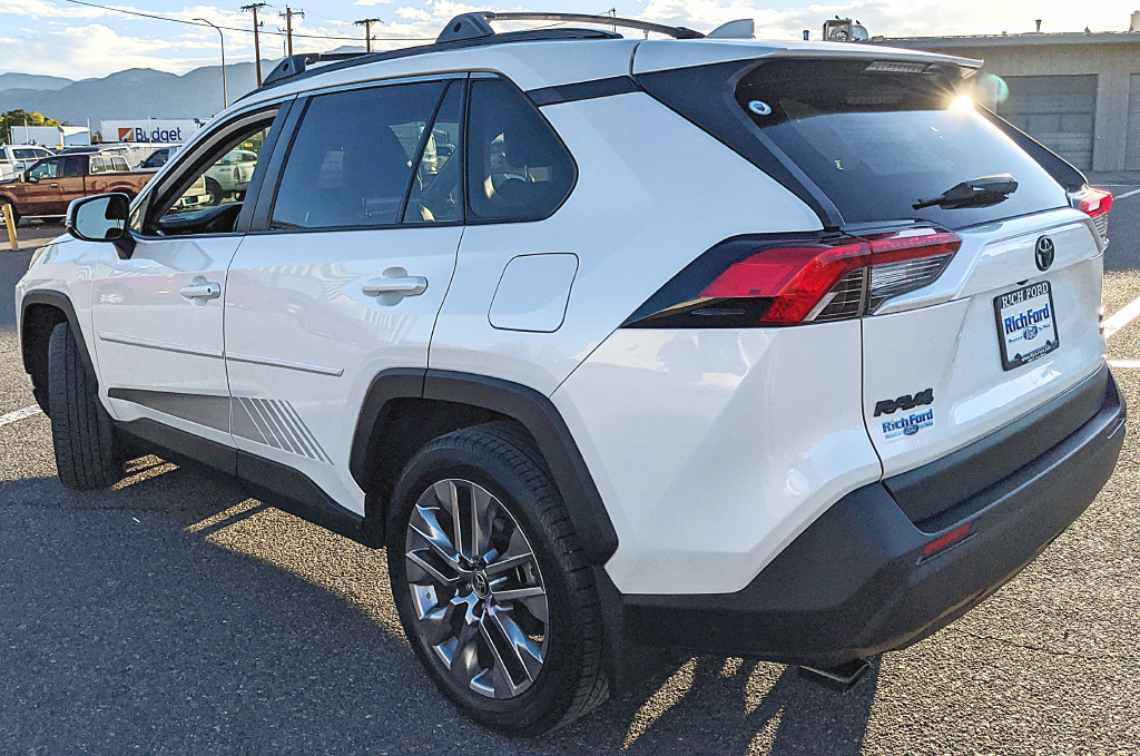Used 2023 Toyota RAV4 XLE Premium AWD/4WD image 4