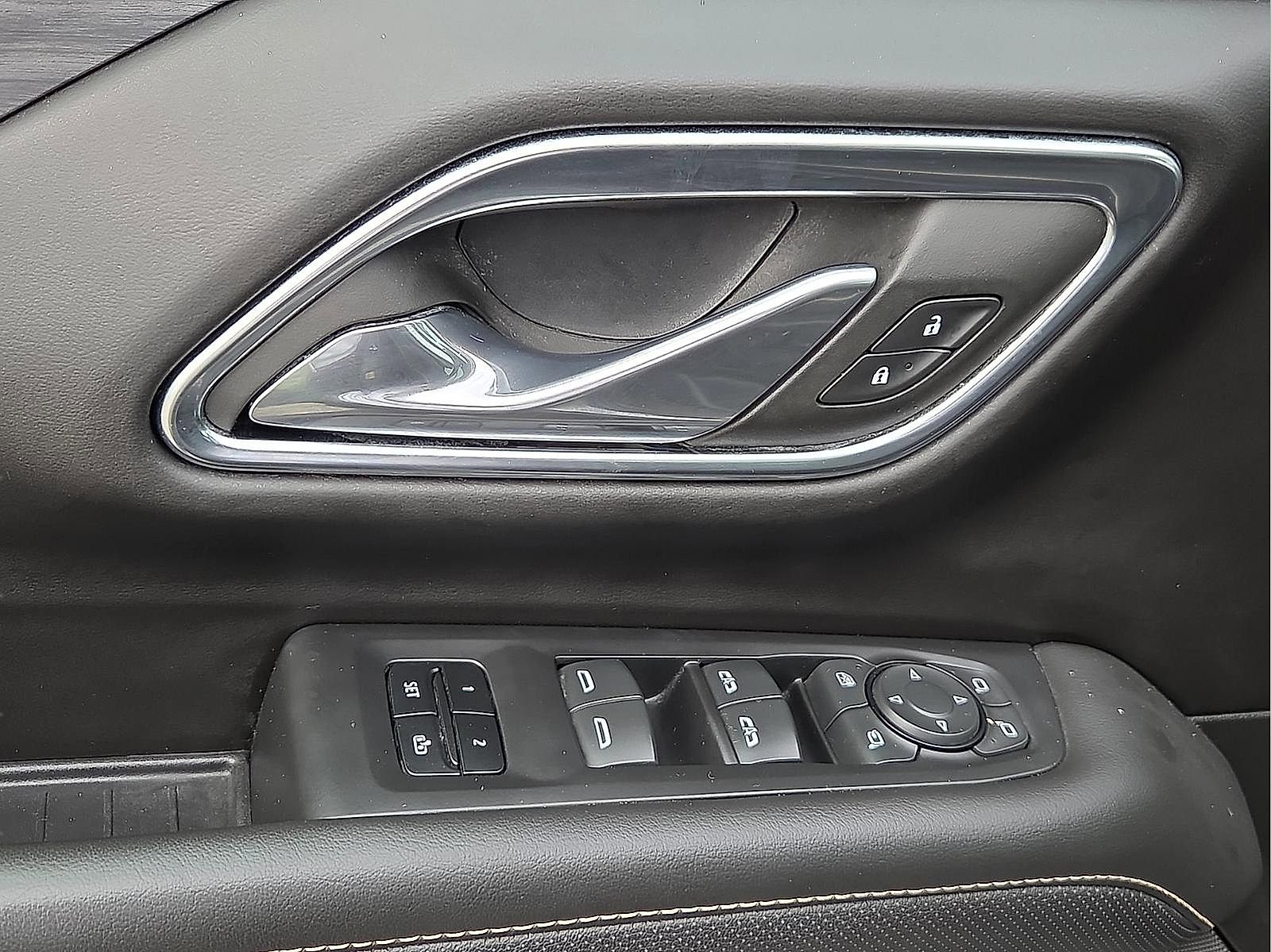 Used 2023 GMC Yukon XL SLT w/ SLT Premium Package image 14