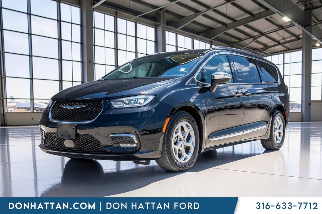 Used 2023 Chrysler Pacifica Limited FWD image 1