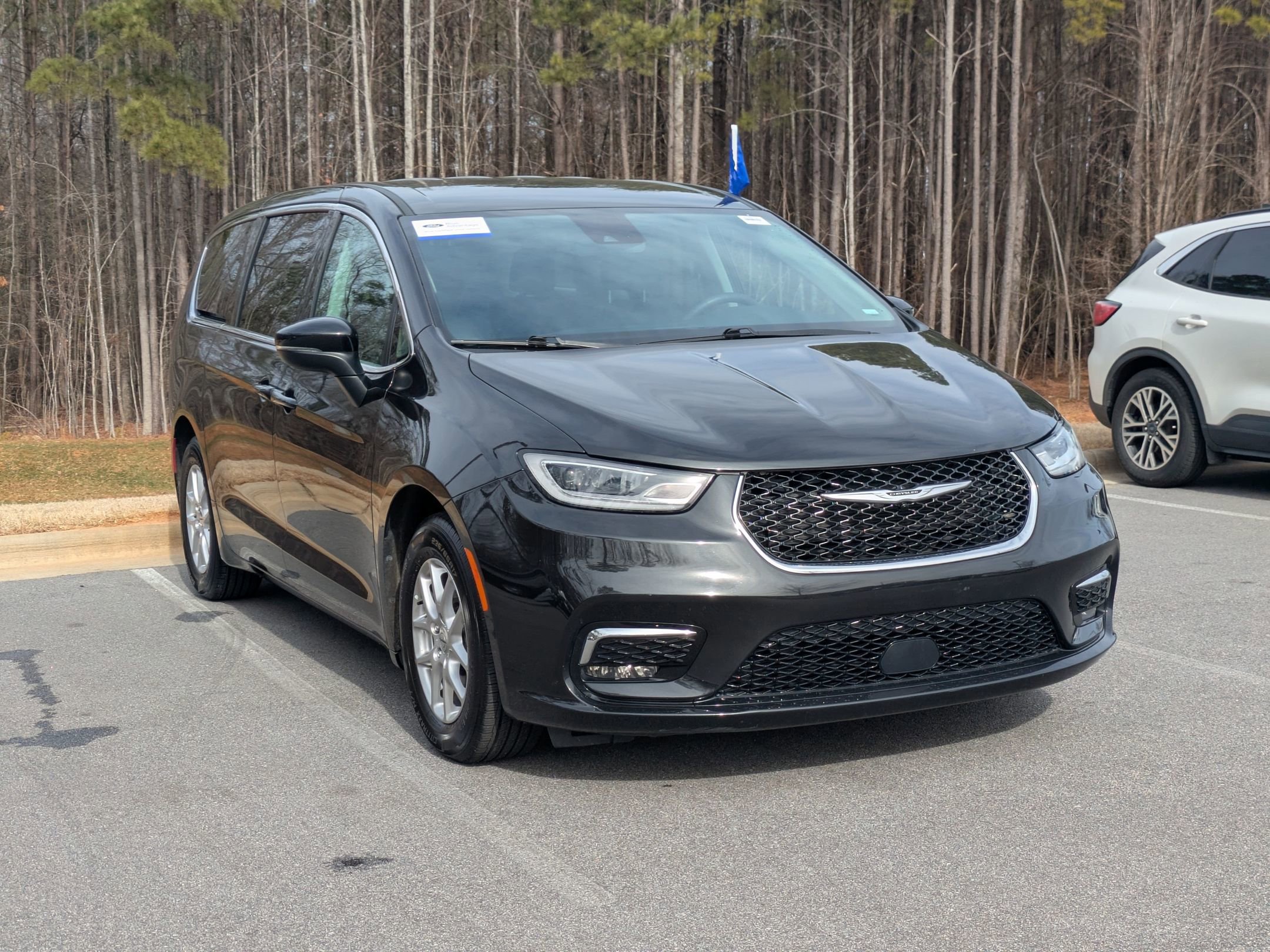 Used 2023 Chrysler Pacifica Touring-L image 6