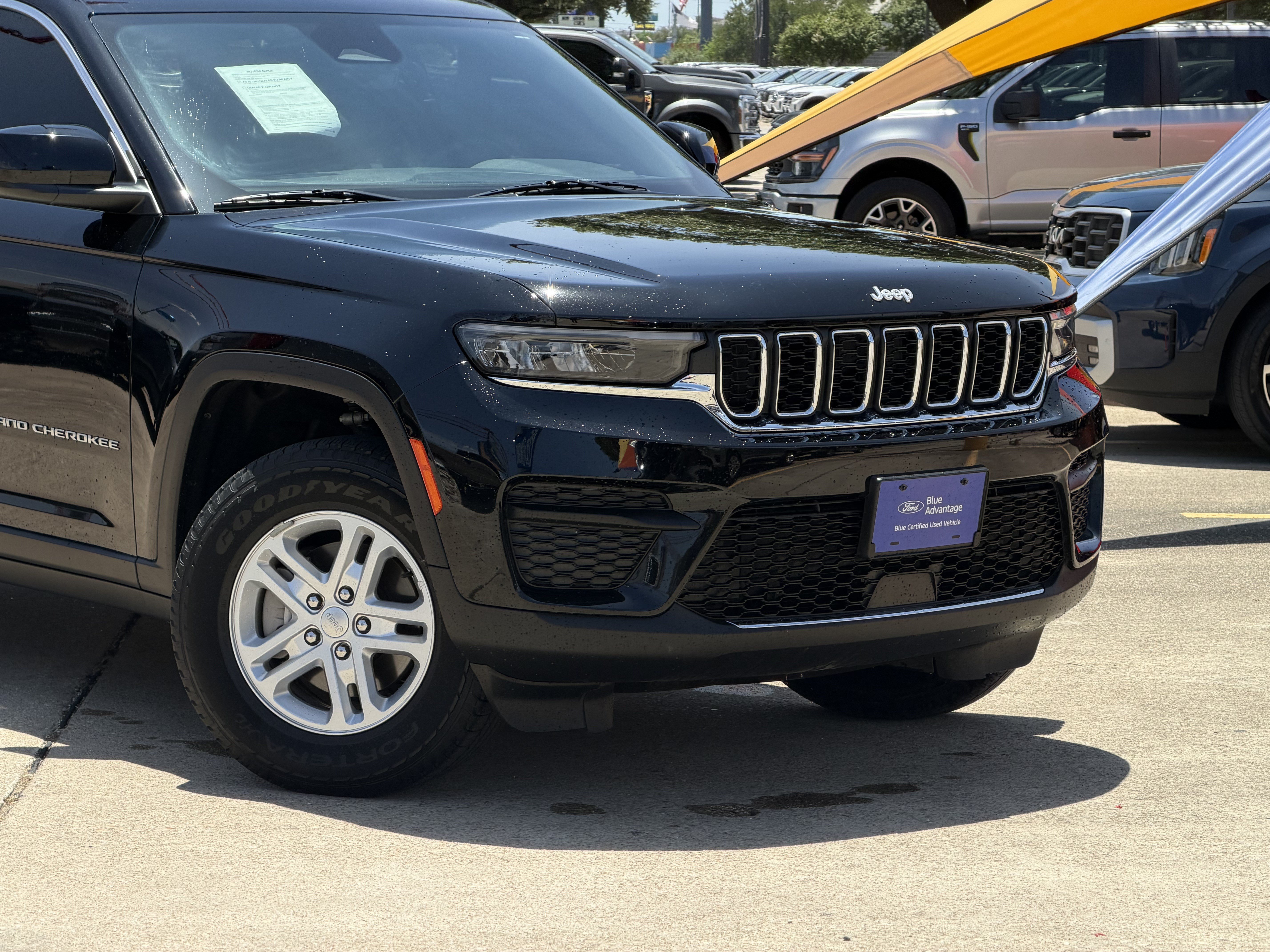 Used 2025 Jeep Grand Cherokee Laredo RWD image 2