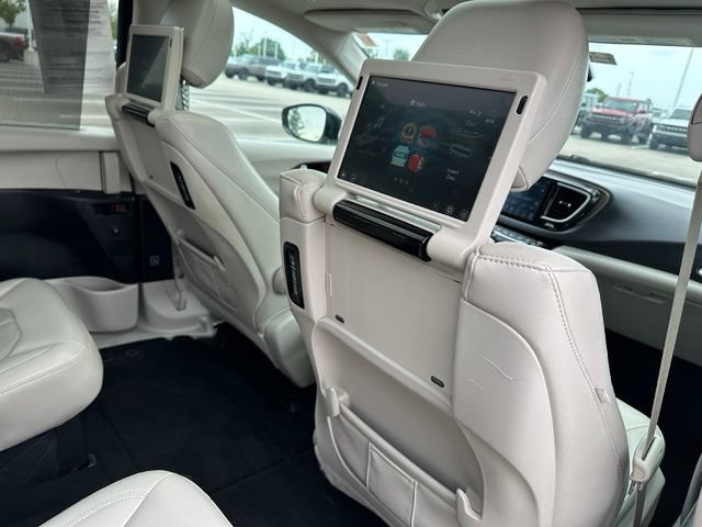 Used 2019 Chrysler Pacifica Touring-L Plus w/ Advanced Safetytec Group FWD image 11