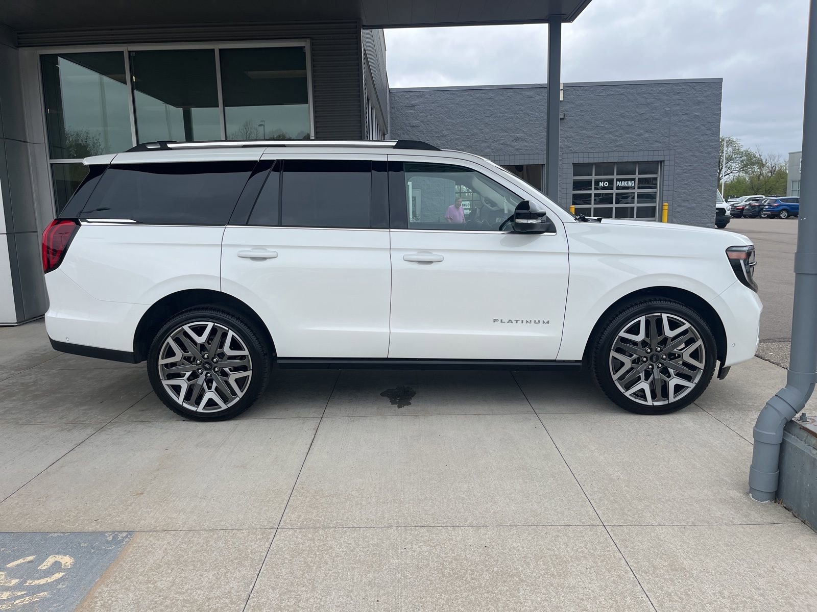 Certified 2025 Ford Expedition Platinum w/ Platinum Ultimate Package AWD/4WD image 7