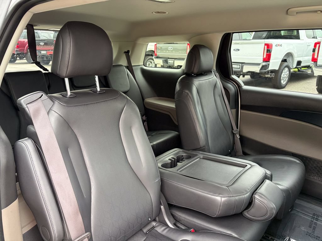 Used 2025 Kia Carnival FWD image 17