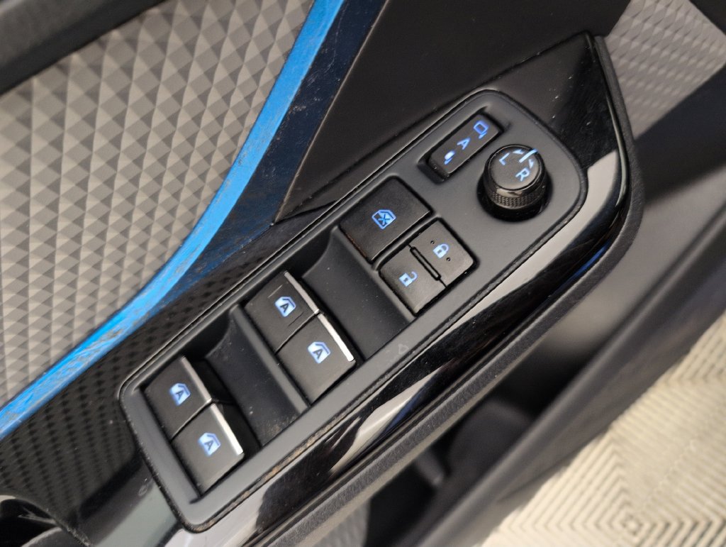 Used 2019 Toyota C-HR XLE FWD image 32
