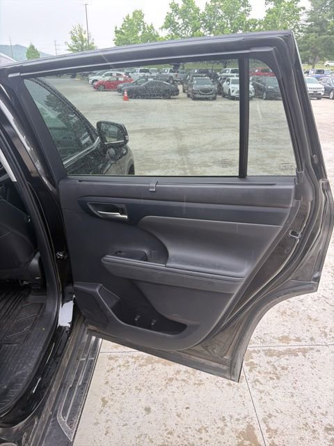 Used 2024 Toyota Highlander XLE AWD/4WD image 35