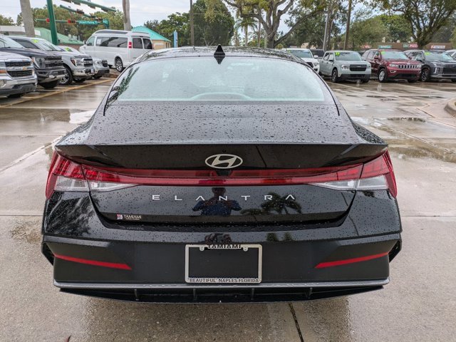 Used 2025 Hyundai Elantra SEL image 3