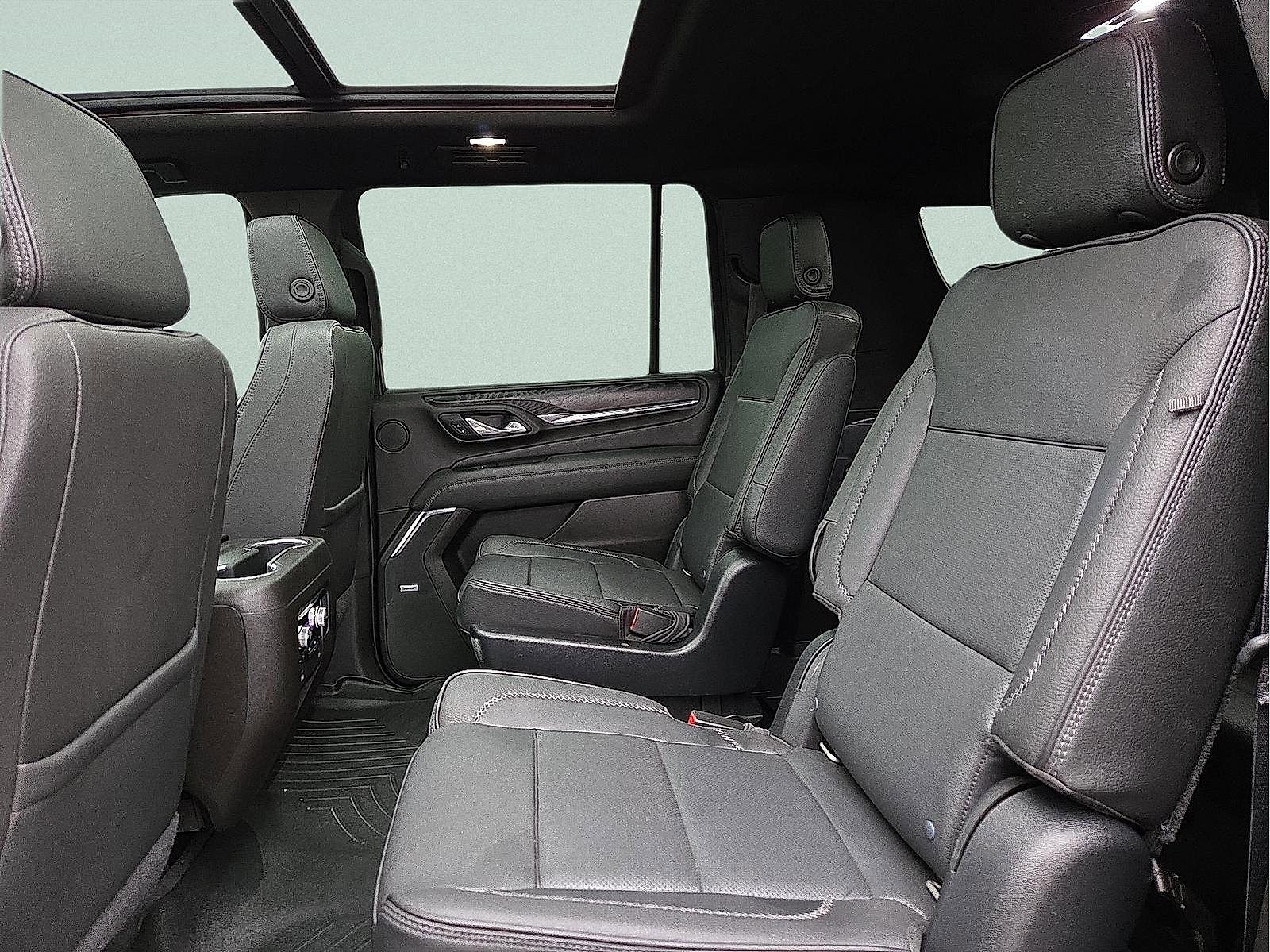 Used 2021 GMC Yukon XL Denali w/ Denali Premium Package image 11