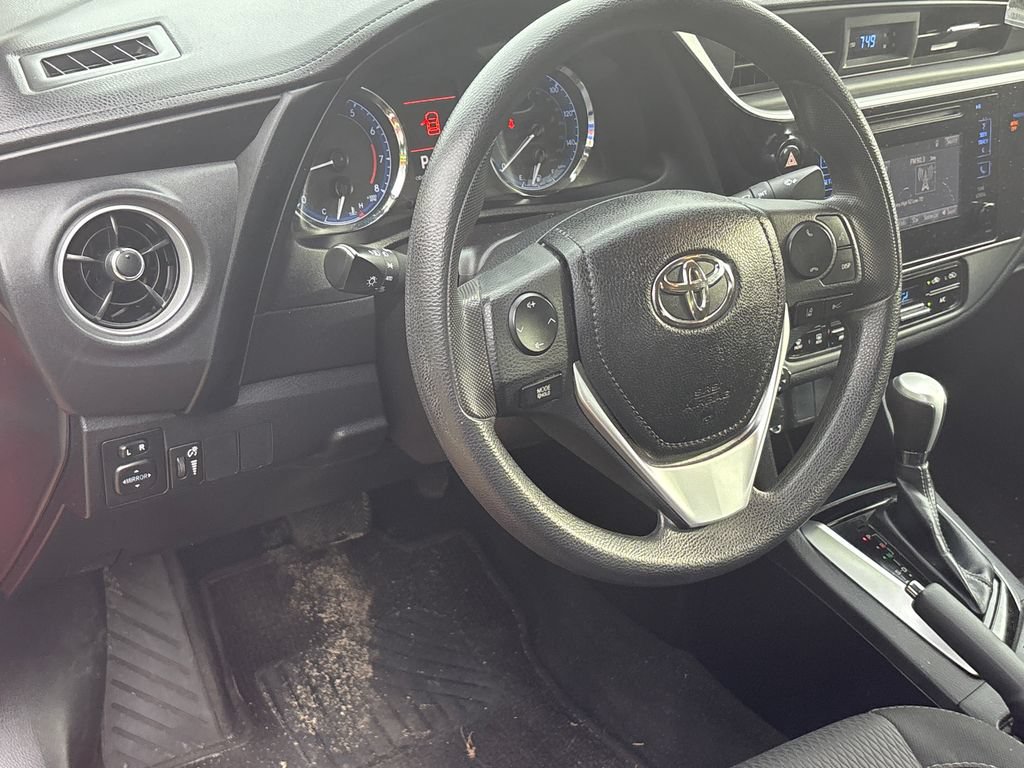 Used 2018 Toyota Corolla LE w/ Carpet Mat Package (TMS) FWD image 4