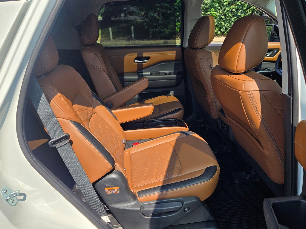 Used 2024 Nissan Pathfinder Platinum image 12