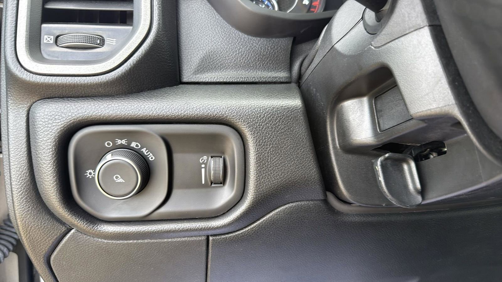 Used 2024 RAM 2500 Tradesman w/ Chrome Appearance Group image 17