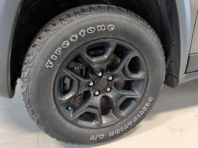 Used 2022 Jeep Cherokee Trailhawk w/ Trailhawk Elite Value Package AWD/4WD image 9