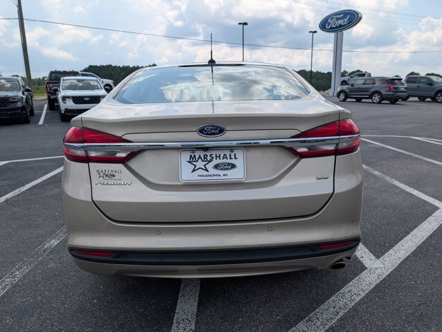 Certified 2018 Ford Fusion SE w/ Fusion SE Technology Package FWD image 4
