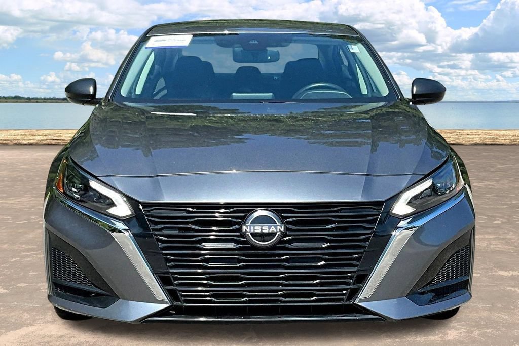 Used 2025 Nissan Altima 2.5 SV FWD image 2