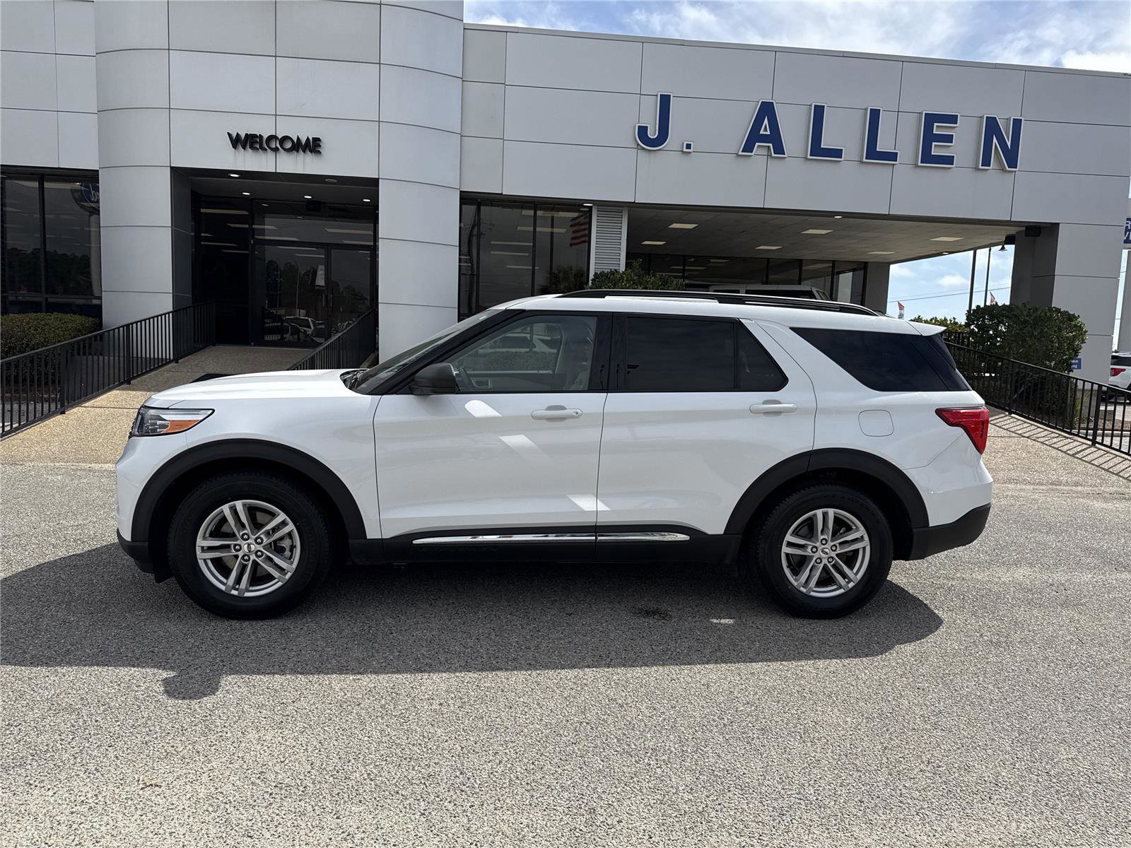 Certified 2024 Ford Explorer XLT w/ Equipment Group 202A image 3